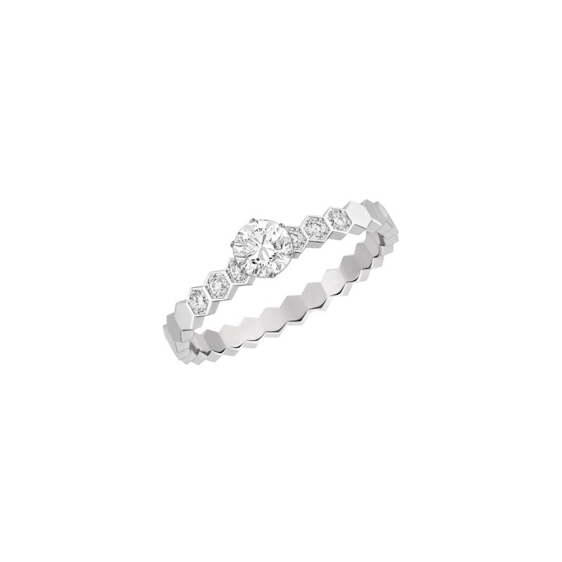 CHAUMET ANILLO EN ORO BLANCO CON UN DIAMANTE CENTRAL Y BRILLANTES BEE DE CHAUMET