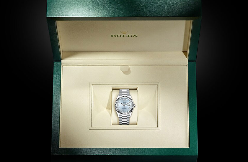 Rolex Day-Date 36 Platinum y Ice blue dial on his case Quera