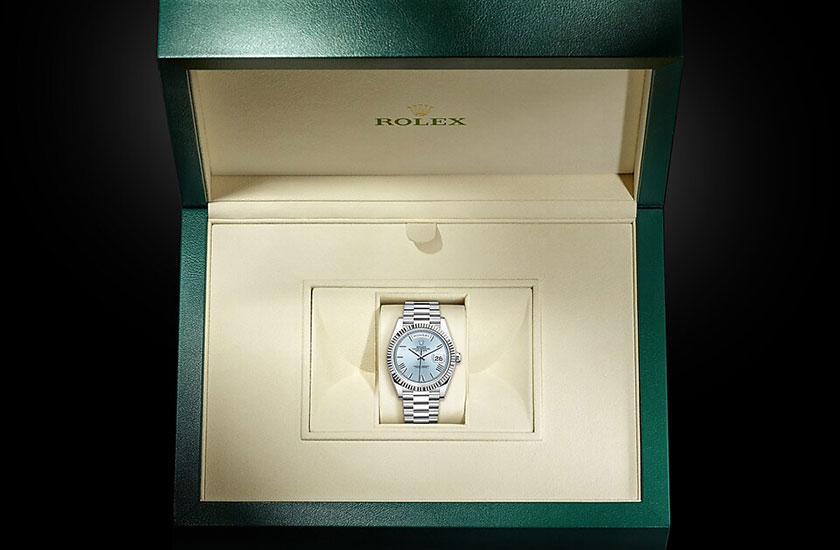 Rolex Day-Date 40 Platinum y Ice blue dial on his case Quera