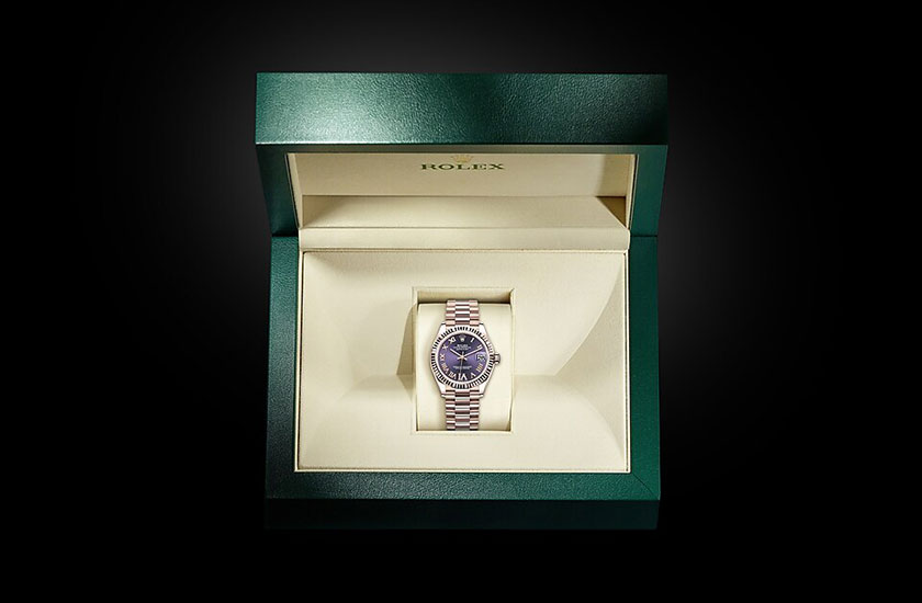 Reloj Rolex Datejust 31 esfera «aubergine» engastada de diamantes en su estuche Quera