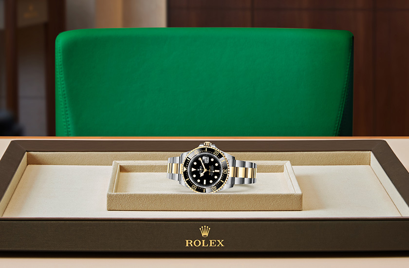Presentación watchdesk reloj Rolex Sea-Dweller de acero Oystersteel, oro amarillo y esfera negra en Quera