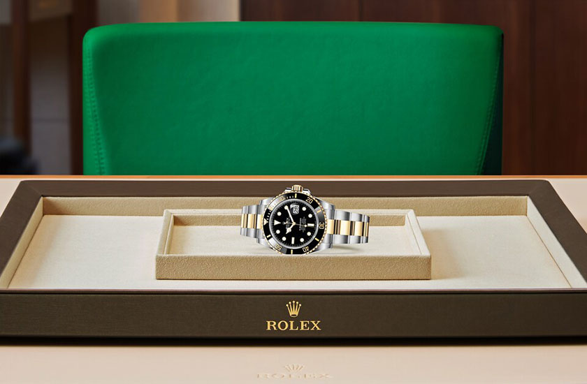 Rolex Watch Submariner Date yellow gold and black dial watchdesk in Quera