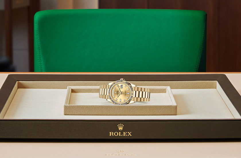  Rolex Day-Date 36 de oro amarillo y esfera color champagne engastada de diamantes watchdesk en Quera