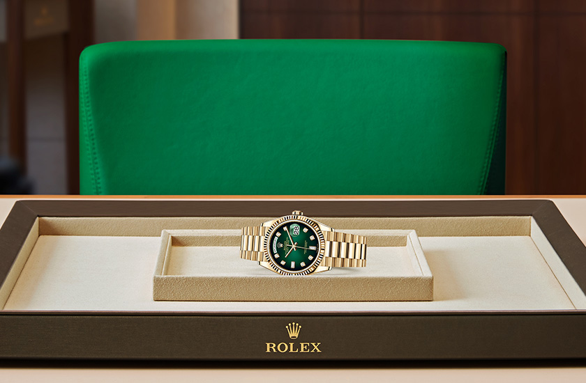Rolex Day-Date 36 yellow gold and Green ombré set with diamonds watchdesk in Quera