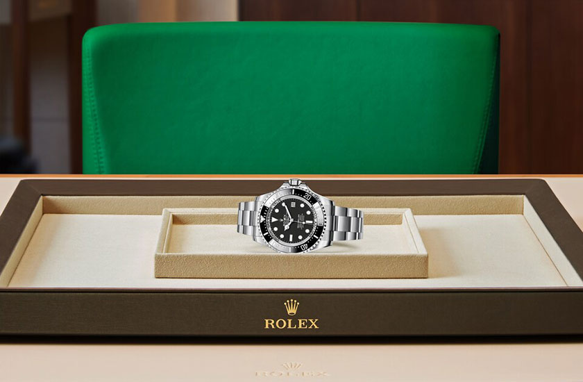 Presentación watchdesk reloj Rolex Deepsea de acero Oystersteel, y esfera negra en Quera