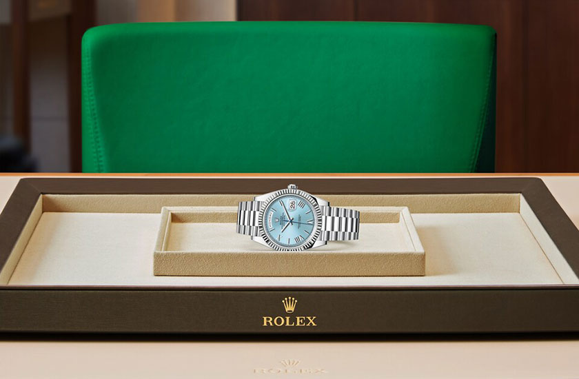 Presentation Rolex Day-Date 40 Platinum y Ice blue dial  in Quera