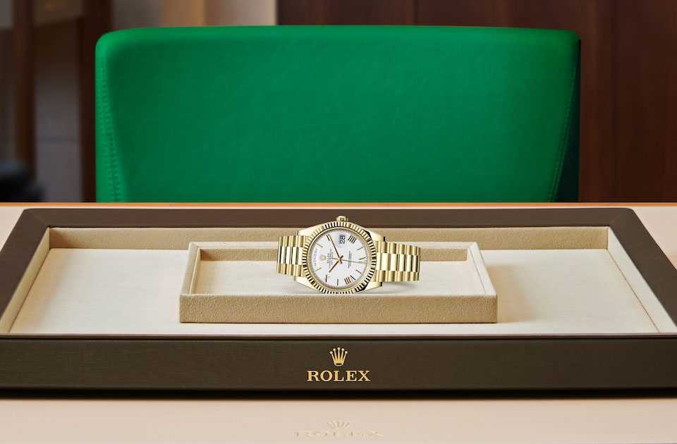 Presentación Rolex Day-Date 40 de oro amarillo y esfera blanca watchdesk en Quera