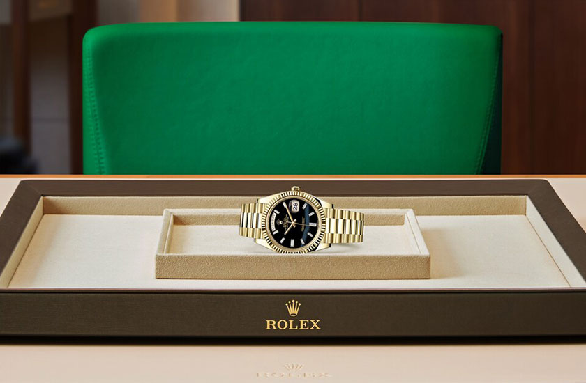 Presentation Rolex Day-Date 40 yellow gold and Onyx dial set with diamonds watchdesk in Quera