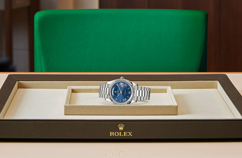 Rolex Day-Date 40 de oro blanco y esfera azul vivo watchdesk  en Quera