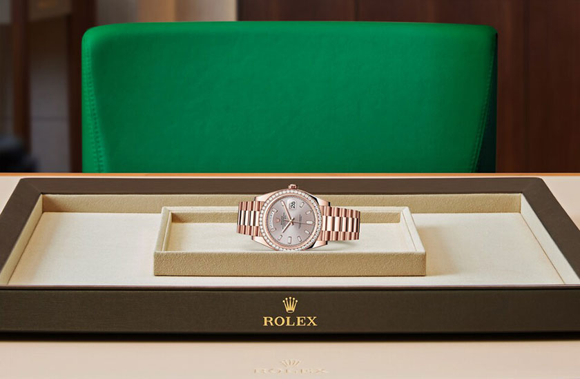 Rolex Day-Date 40 Everose gold, diamonds and sundust dial set with diamonds watchdesk in Quera