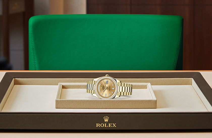 Rolex Day-Date 40 yellow gold, champagne dial set with diamonds in Quera