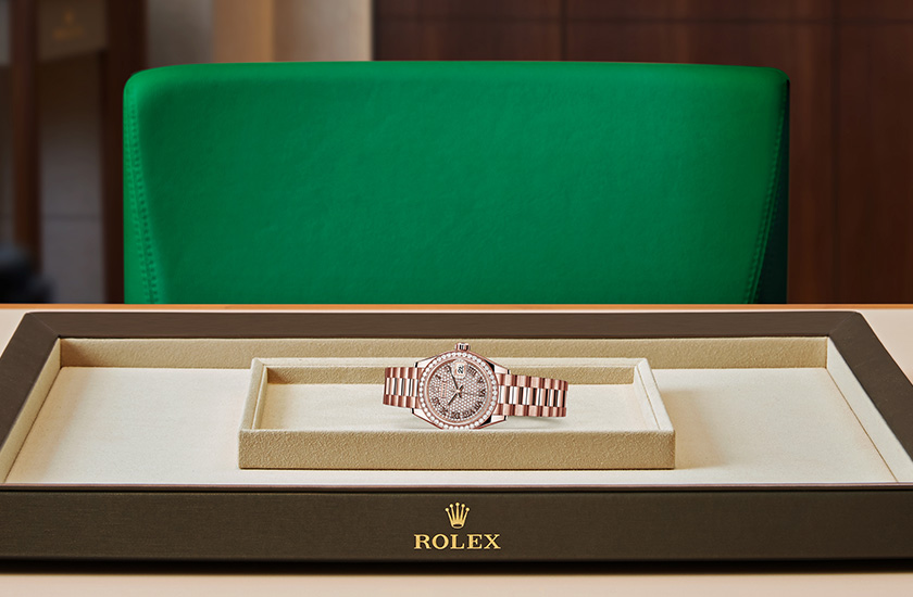 Presentation Rolex Watch Lady-Datejust Everose gold and diamonds Diamond-Paved Dial in Quera