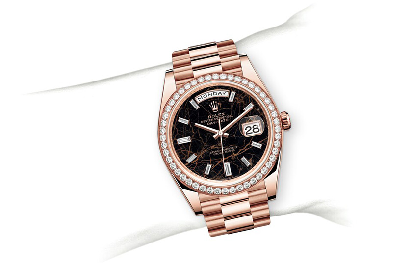 Simulación muñeca Rolex Day-Date 40 dde Everose gold and diamonds y Eisenkiesel dial set with diamonds  in Quera
