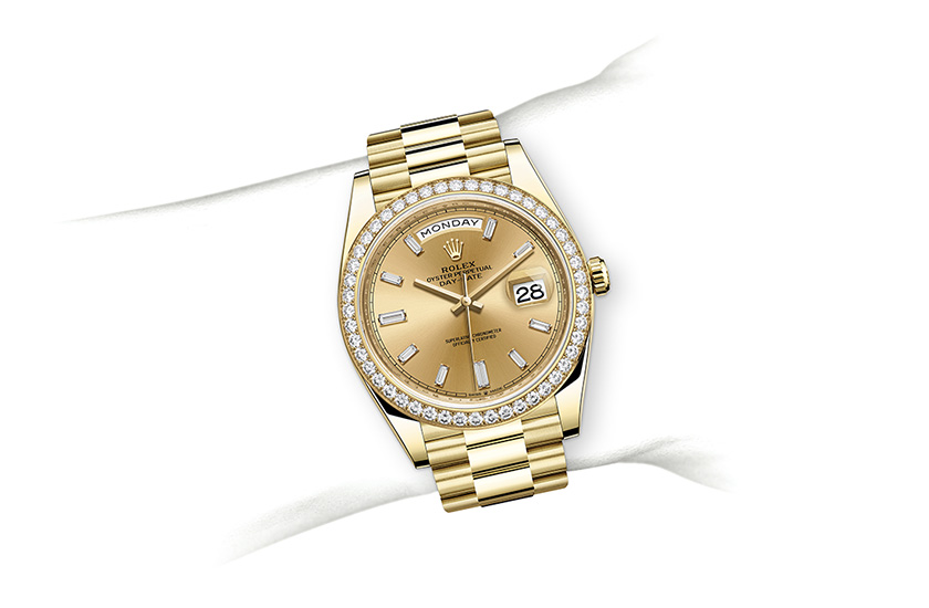 Simulación muñeca Rolex Day-Date 40 yellow gold, champagne dial set with diamonds in Quera